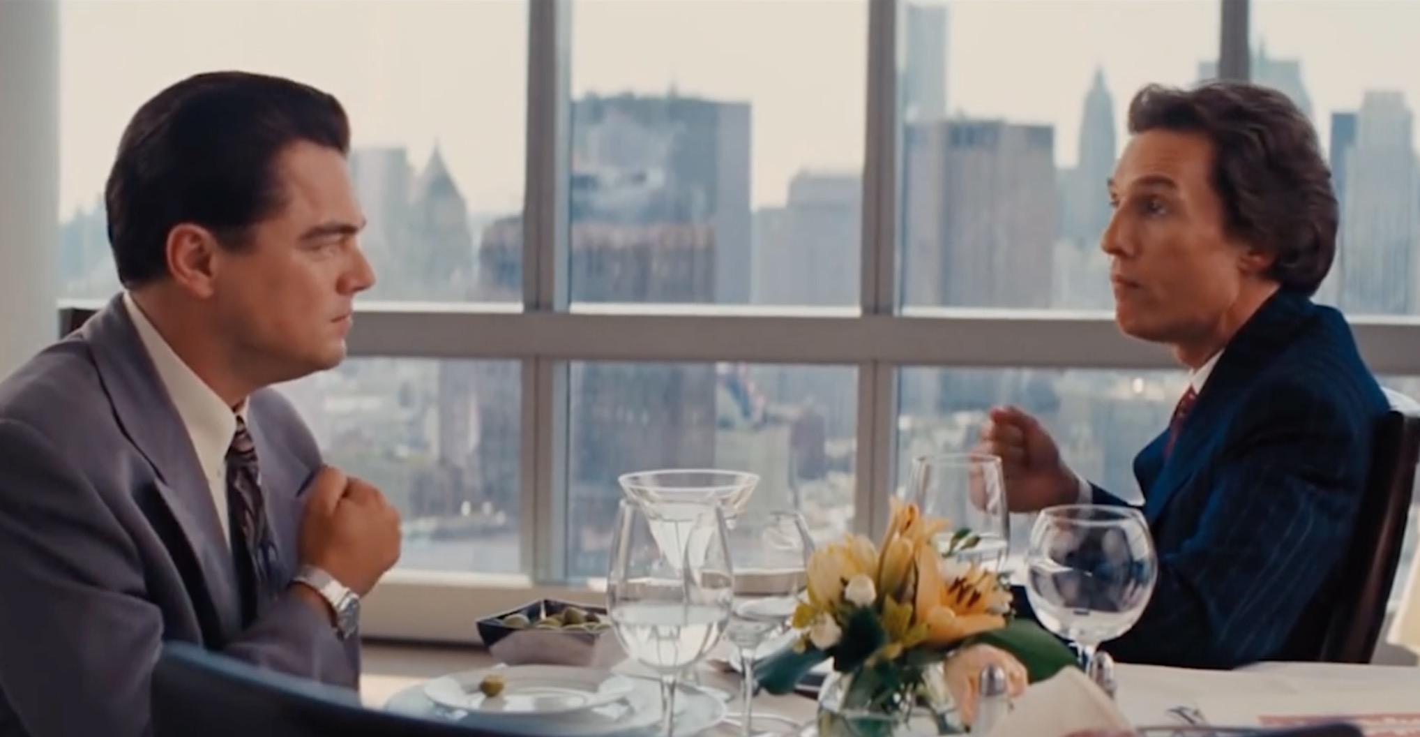 Matthew McConaughey e Leonardo DiCaprio em O Lobo de Wall Street