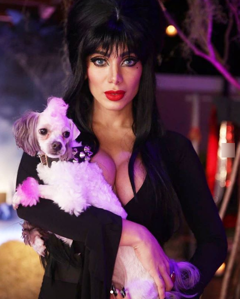 Anitta como a bruxa Elvira na sua festa de Halloween