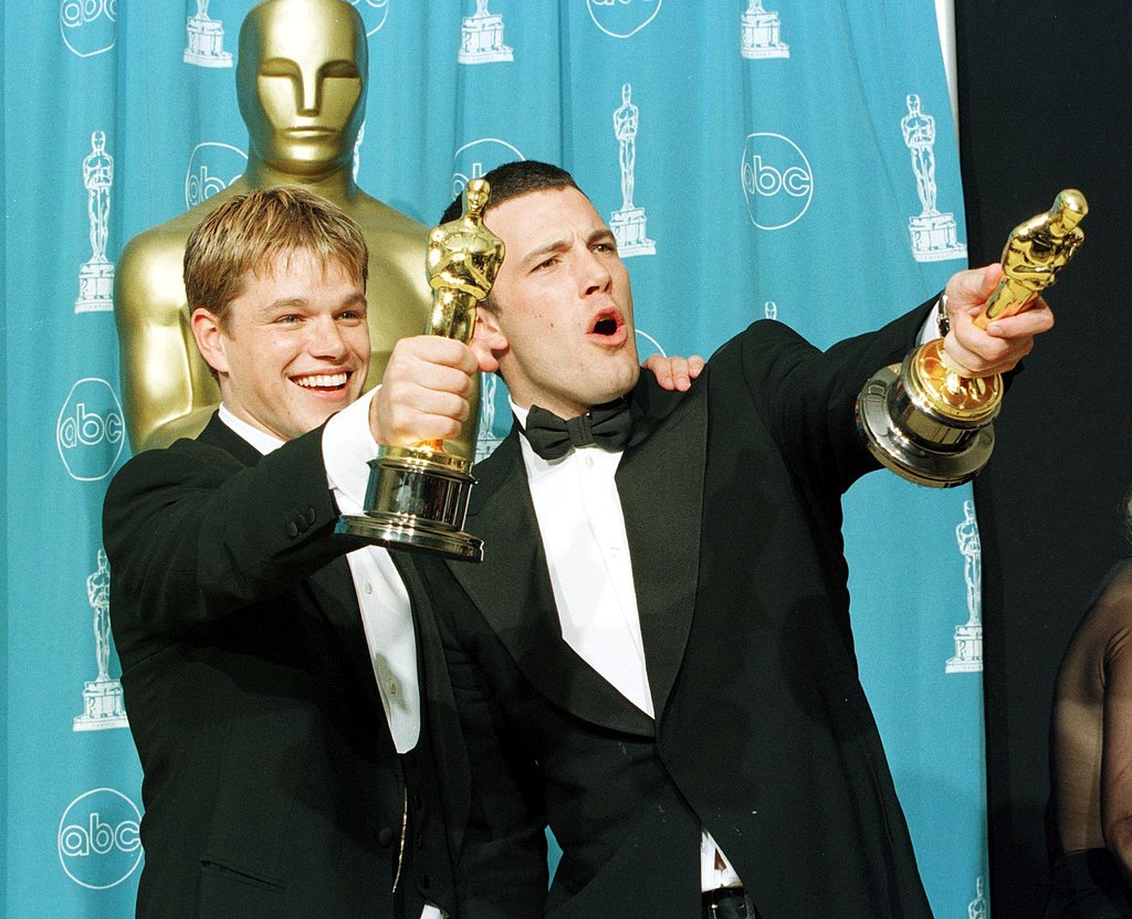 Ben Affleck e Matt Damon comemorando o Oscar de Melhor Roteiro Original