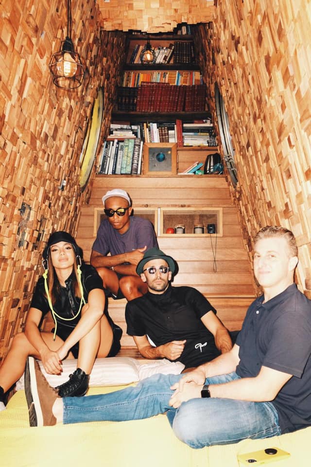 Pharrell Williams com Anitta, Luciano Huck e o fotógrafo JR